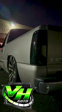 Cargar y reproducir el video en el visor de la galería, 1999-2006 Chevy Silverado GMC Sierra Full LED “Blade” Sequential Tail Lamps
