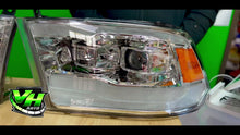 Cargar y reproducir el video en el visor de la galería, 09-18 Dodge Ram Sequential Dual Projector Headlights