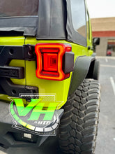 Cargar imagen en el visor de la galería, Jeep JK LED “JL Style Infinity 3D Sequence” Tail Lamps
