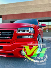 Cargar imagen en el visor de la galería, 99-06 GMC Sierra Yukon &quot;Switchback Sequential U Bar&quot; Headlights
