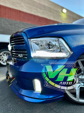 Cargar imagen en el visor de la galería, 09-18 Dodge Ram “R/T Style Switchback Sequential Clear Corner” Headlights
