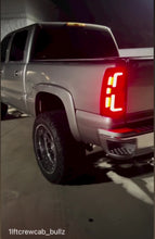 Cargar y reproducir el video en el visor de la galería, 1999-2006 Chevy Silverado GMC Sierra LED “Big C” Bar Tail Lamps
