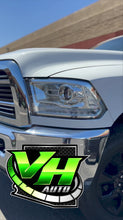 Cargar y reproducir el video en el visor de la galería, 09-18 Dodge Ram “R/T Style Switchback Sequential Clear Corner” Headlights
