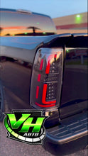 Cargar y reproducir el video en el visor de la galería, 1999-2006 Chevy Silverado GMC Sierra LED “Big C” Bar Tail Lamps
