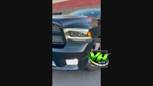 Cargar y reproducir el video en el visor de la galería, 09-18 Dodge Ram TRIPLE SEQUENTIAL LED Projector Headlights
