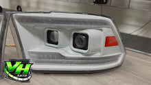 Cargar y reproducir el video en el visor de la galería, 09-18 Dodge Ram DUAL SEQUENTIAL LED Projector Headlights
