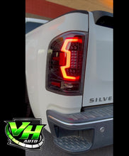 Cargar y reproducir el video en el visor de la galería, 07 -13 Chevy Silverado &quot;E Bar Sequential&quot; LED Tail Lamps
