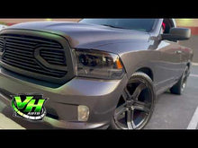 Cargar y reproducir el video en el visor de la galería, 09-18 Dodge Ram TRIPLE SEQUENTIAL LED Projector Headlights
