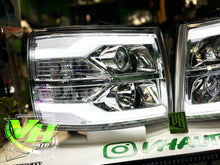 Cargar imagen en el visor de la galería, 07-13 Chevy Silverado LED DRL &quot;Lightning Bar” Projector Headlamps
