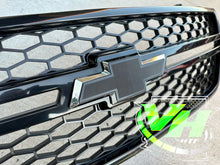 Cargar imagen en el visor de la galería, 03-06 Chevy Silverado Bowtie “Style 1” Emblem
