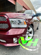 Cargar imagen en el visor de la galería, 09-18 Dodge Ram Sequential Dual Projector Headlights
